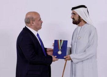 د عربي اماراتو لومړي وزیر، عزیزي ته د “انسان دوستۍ” مډال ورکړ