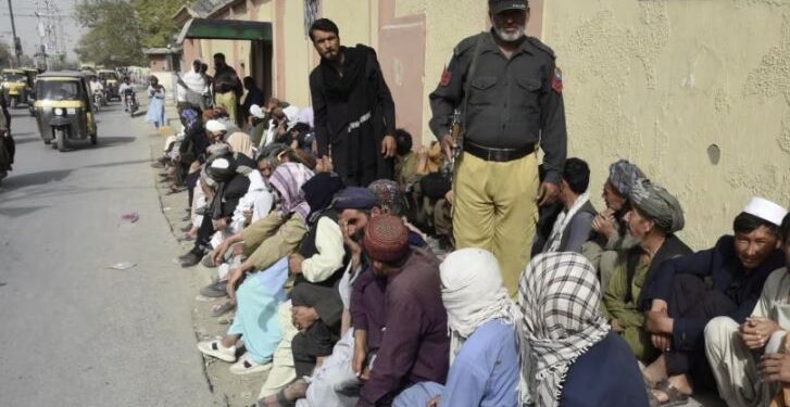 افغان کډوال؛ پاکستان کې د ورکړل شوي وخت د غځېدو غوښتنه کوي