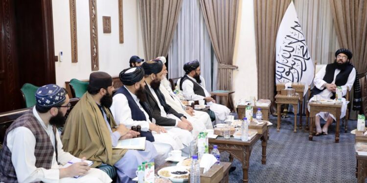 د کډوالو چارو وزارت یو پلاوی تورخم ته استول کېږي