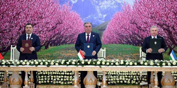 تاجکستان، قرغزستان او ازبکستان د پولو ټاکلو تړون لاسلیک کړ