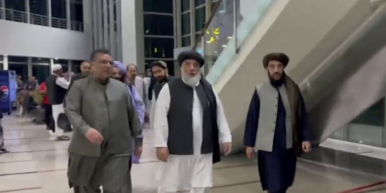 عزیزي؛ د یوه لوړ پوړي پلاوي په مشرۍ، پاکستان ته په سفر تللی
