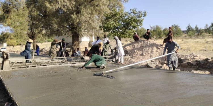 لغمان کې د ۸ کیلومتره سړک د کانکرېټ کېدو چارې پيل شوې