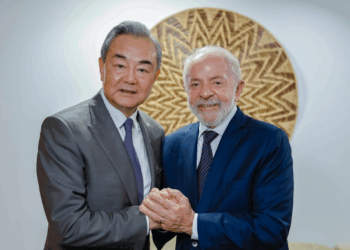 د برازیل ولسمشر لویز لولا له وانګ يي سره وکتل