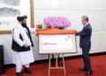 وانګ يې له امير خان متقي سره وکتل