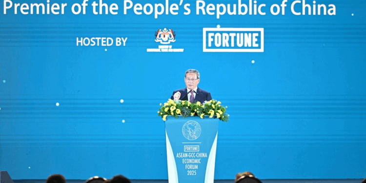 لي چيانګ د اسيان، چين او د خليج همکارۍ شورا درې اړخيز اقتصادي فورم د پرانيستې په مراسمو کې ګډون وکړ