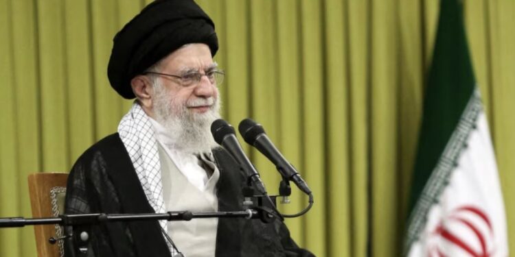 خامنه یي: ګومان نه کوم له امریکا سره روان مذاکرات کومه پایله ورکړي