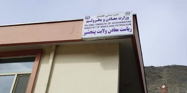 پنجشېر کې ۳۰ سلنه اوسېدونکي د زمردو په استخراج کې بوخت دي