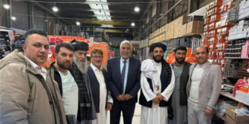 یونس مومند هالنډ کې له مېشتو افغان سوداګرو سره کتلي
