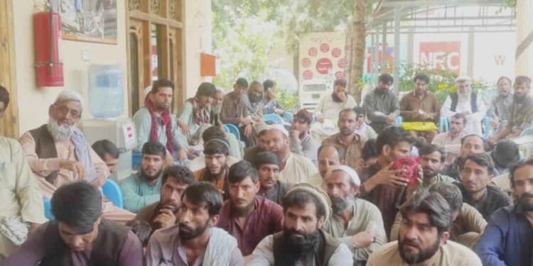 د پاکستان له زندانونو ۵۱۷ افغان کډوال خوشې شول