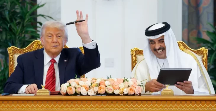 ټرمپ؛ د قطر له امیر سره د سوداګریزو اړیکو د پیاوړتیا هوکړې لاسلیک کړې