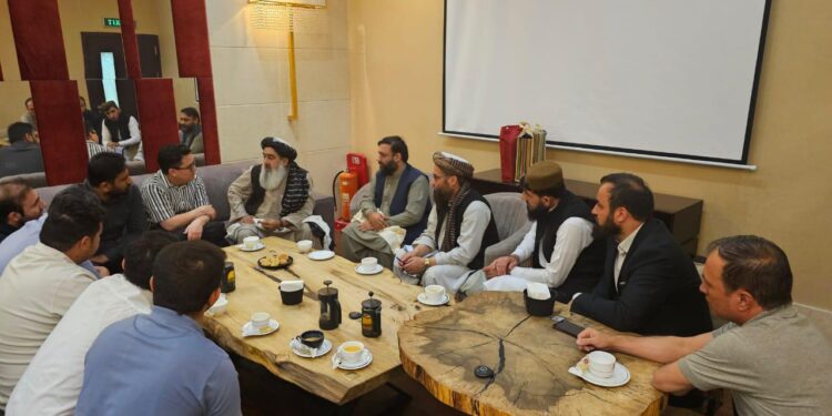د عامې روغتیا وزیر ایران کې له افغان زده کړیالانو سره کتلي
