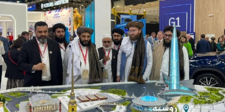 کرنې وزارت: افغان پلاوي د روسیې ۲۰۲۵اقتصادي کنفرانس کې کډون کړی
