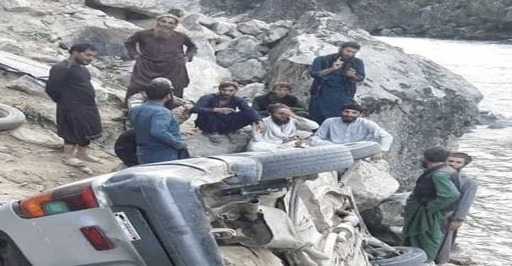 نورستان کې د ترافيکي پېښې له امله شپږو تنو ته مرګ ژوبله اوښتې