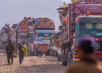 عرفات جمال: افغانستان ته د کډوالو روانه ستنېدنه بشري بحران لا زیاتوي