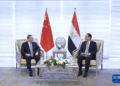 لي چيانګ د مصر له لومړي وزیر سره وکتل