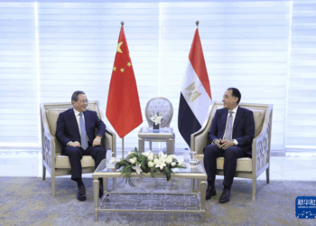 لي چيانګ د مصر له لومړي وزیر سره وکتل