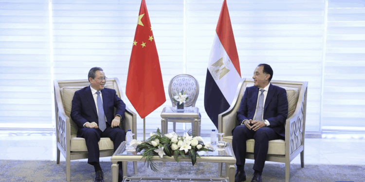 لي چيانګ د مصر له لومړي وزیر سره وکتل