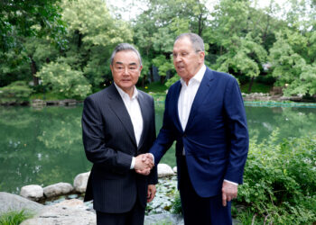 وانګ يي د روسیې د بهرنیو چارو له وزیر سره وکتل