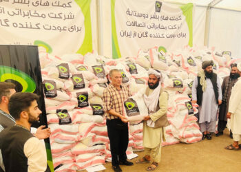 اتصالات له ایران څخه راستنیدونکو ته له ۱۷.۵ ټنو څخه ډېر خوراکي توکي وویشل