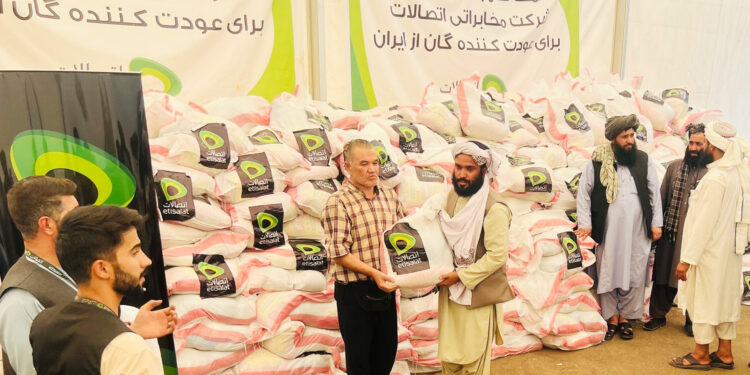 اتصالات له ایران څخه راستنیدونکو ته له ۱۷.۵ ټنو څخه ډېر خوراکي توکي وویشل