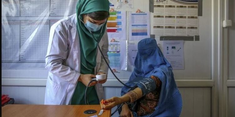 م.م: افغانستان کې څه باندې یو میلیون مېرمنې له روغتیايي خدماتو برخمنې شوې