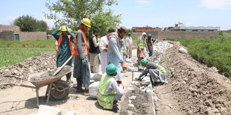 جلالاباد کې د یوه سړک د کانکرېټ کولو چارې پيل شوې