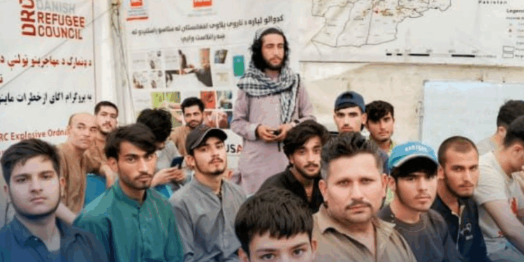 پاکستان په تورخم کې ۳۲ بندیان افغان لوري ته وسپارل