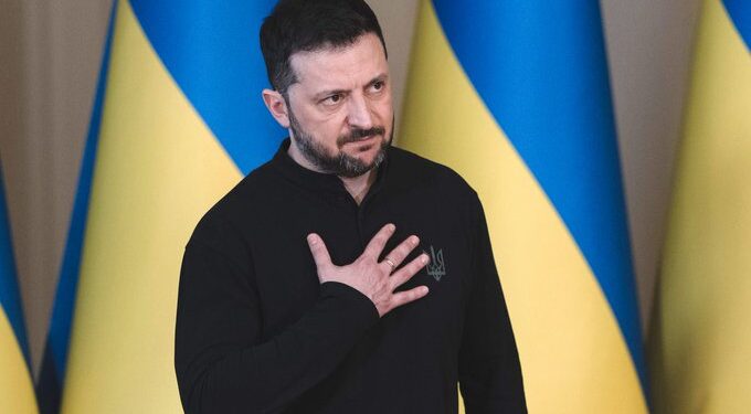 زېلېنسکي: امریکا له اوکراین سره پوځي مرستې بېرته پيل کړې