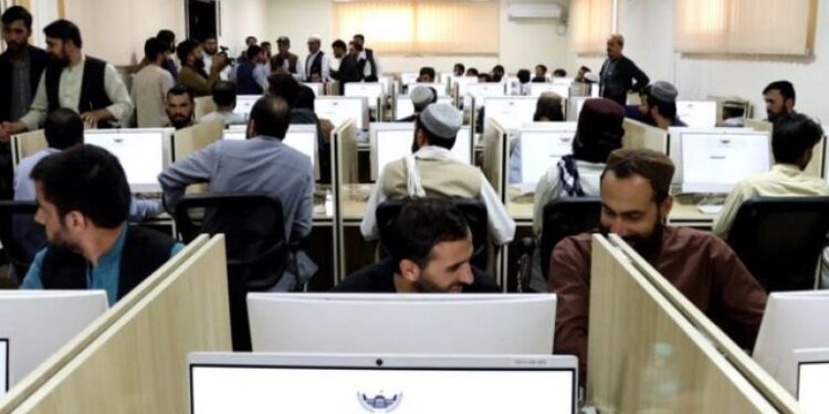 په یوشمېر وزارتونو کې نږدې ۱۰۰۰ اداري پروسې ساده شوي