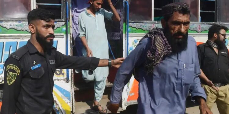 پاکستان کې پاتې افغانان د نیول کېدو له وېرې له روانې فشار لاندې دي