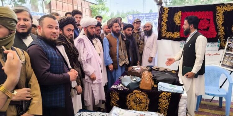 فاریاب کې د لاسي صنایعو او کورنیو تولیداتو نندارتون جوړ شو