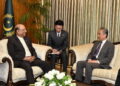 د پاکستان ولسمشر آصف علي زرداري له وانګ يي سره وکتل