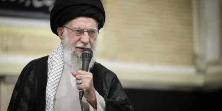 خامنه یي: له امریکا سره د اټومي پروګرام په اړه روان وضعیت نه حل کېدونکې دی