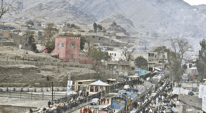 پاکستان تورخم کې افغان لوري ته ۳۵۰ افغان بندیان سپارلي
