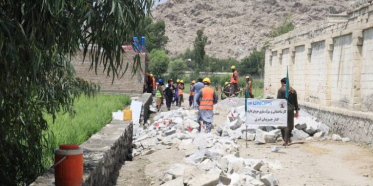 ننګرهار؛ د نږدې ۱۶ میلیونه افغانیو په لګښت د سړکونو کانکرېټ کولو چارې پیل شوې