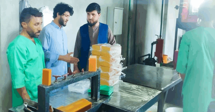 لغمان کې د صابون د تولید یوې کار خونې پر فعالیت پیل کړی