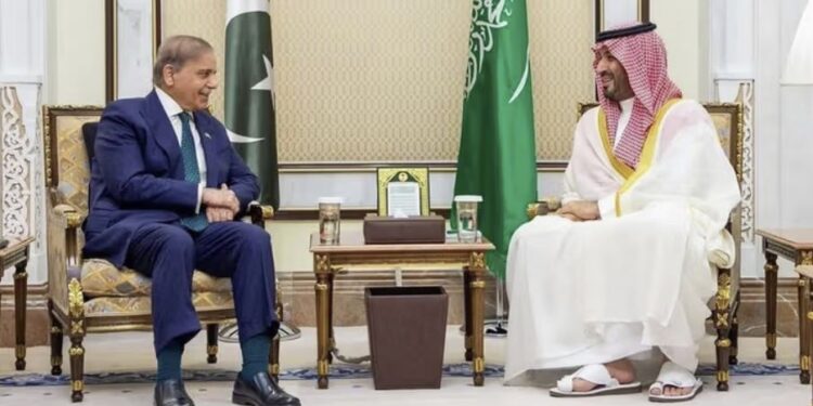 پاکستان او سعودي عربستان یو ګډ ستراتیژیک دفاعي تړون لاسلیک کړی