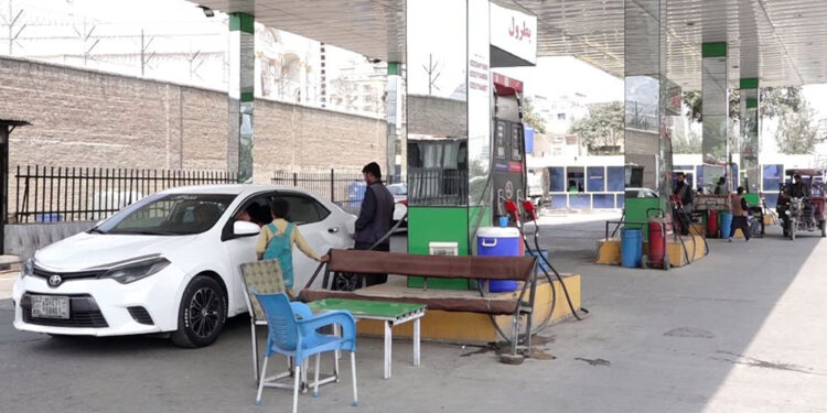 موټرچلوونکي: د تېلو بیو لوړېدو له جدي ستونزو سره مخ کړي یو