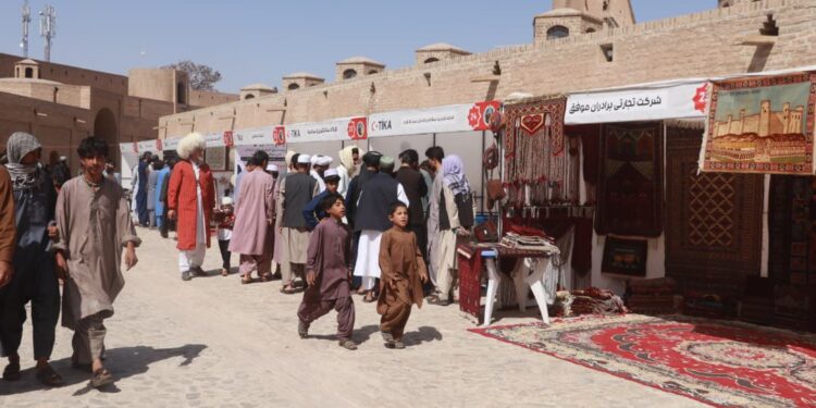 هرات کې د لاسي صنایعو او هنري توکو نندارتون پرانیستل شو