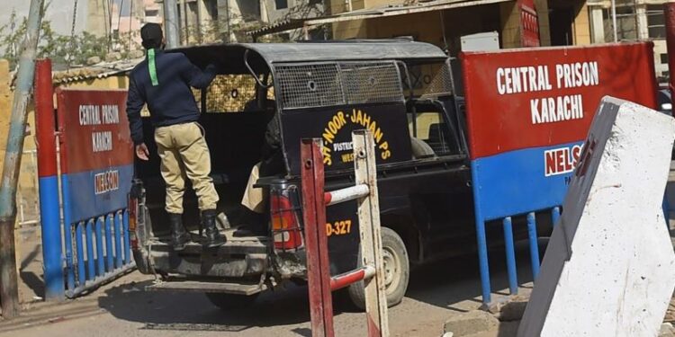 پاکستان؛ افغان کډوال د پولیسو له وېرې روغتونونو ته نشي تللی