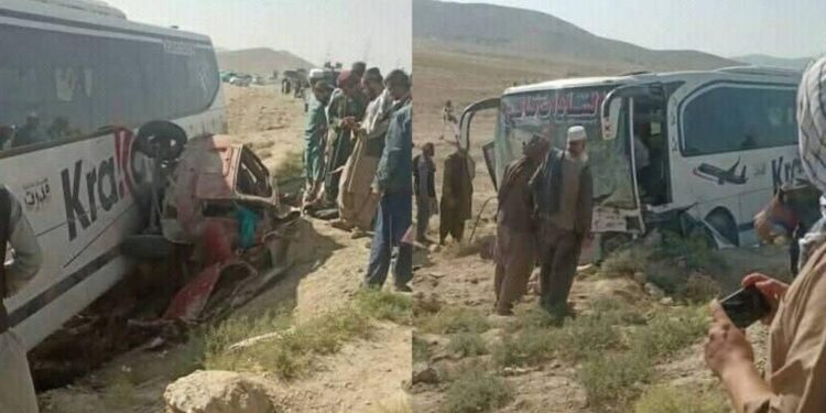 غزني کې د ترافیکي پېښې له امله د یوې کورنۍ ۶ غړي مړه شوي