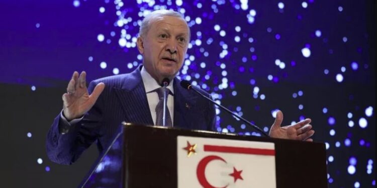 اردوغان: له ټرمپ سره د اف-۳۵ جنګي الوتکو د ترلاسه کولو په اړه خبرې کوي
