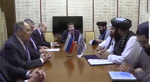 امیرخان متقي له خپل روسي سیال سره دوه اړخیزه غونډه کړې ده