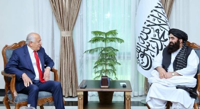 مولوي امیر خان متقي له زلمي خلیلزاد سره کتلي دي