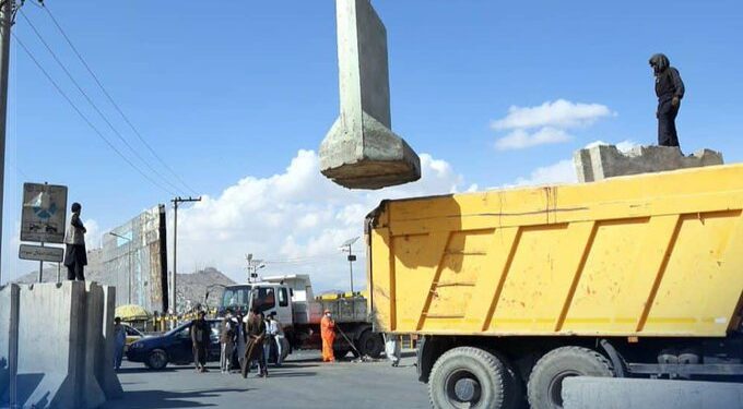 په کابل ښار کې د کانکریټي موانعو لرې کولو لړۍ پيل شوه