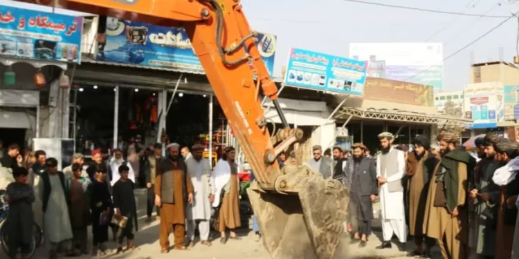 تخار؛ تالقانو ښار کې د سړک قیرکولو او پراختیا پروژې چارې پیل شوې