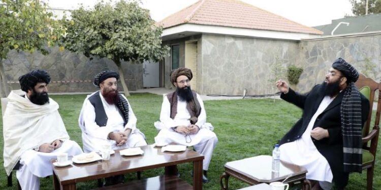 مولوي عبدالکبیر: د کډوالو ستونزو د حل لپاره یې چمتووالی نیولی دی