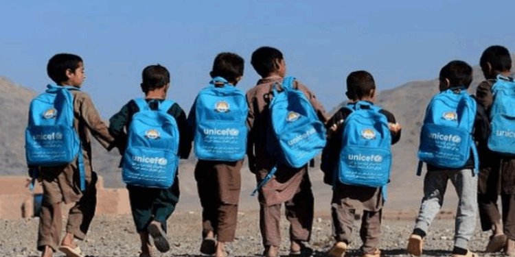 یونیسف؛ افغانستان کې ۱.۵ میلیون ماشومانو ته د ښوونیزو کڅوړو وېش پیل کړی