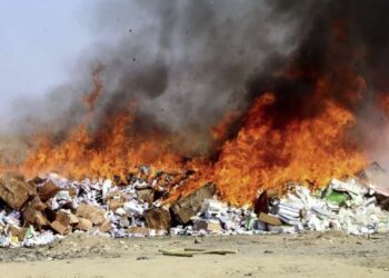 کندهار کې ۲۰ ټنه بې کیفیه خوراکي توکي او درمل سوځول شوي