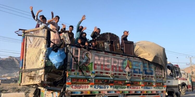 کډوال؛ پرون له بېلابېلو لارو هیواد ته سلګونه کورنۍ را ستنې شوې دي